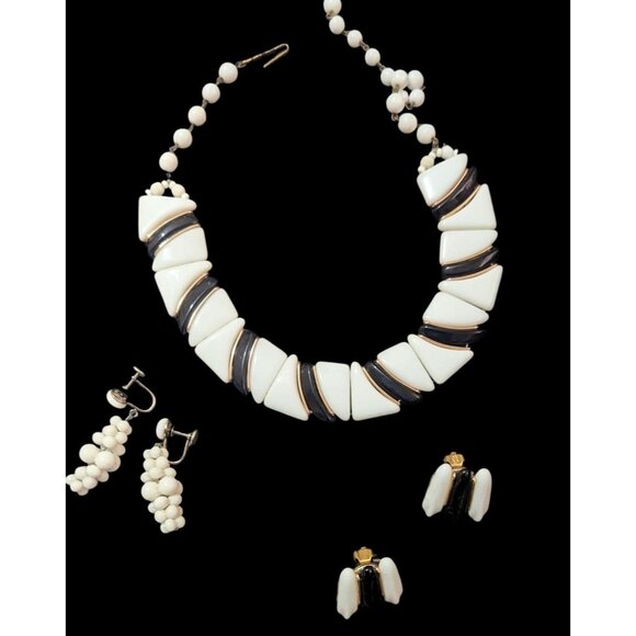 Vintage Chunky White & Black Beaded Necklace With Matching Earrings Bold Retro J - Picture 3 of 6